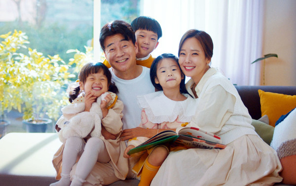 엘지유플러스 광고에 출연한 백종원 소유진 가족. 광고 영상 갈무리