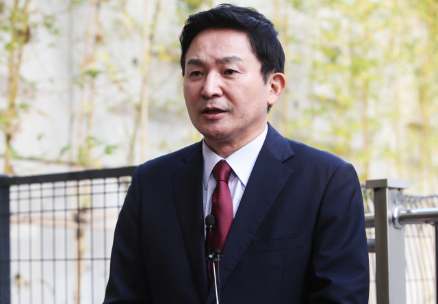 국민의힘 원희룡 대선 경선 후보가 31일 오후 경기도 성남시 분당구 백현동의 한 아파트 단지 인근에서 대국민 지지 호소 기자회견을 하고 있다. 연합뉴스