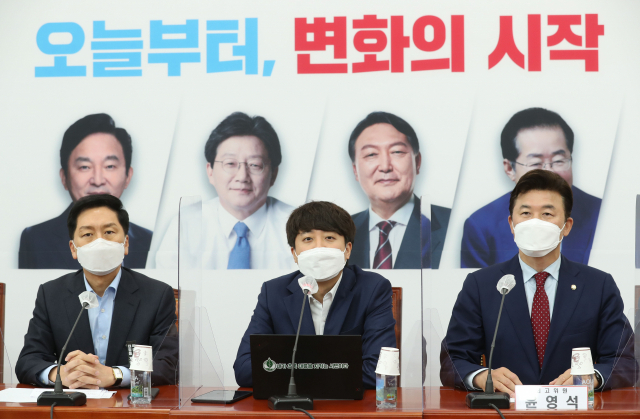 국민의힘 이준석 대표가 1일 서울 여의도 국회에서 열린 최고위원회의에서 발언하고 있다. 회의실 배경판에는 이날부터 대선후보 선출 모바일투표가 진행되는 후보들의 사진이 걸려 있다. 연합뉴스