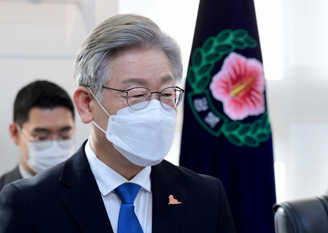 더불어민주당 이재명 대선후보가 1일 서울 여의도 광복회관에서 김원웅 광복회장 등을 예방하며 인사말을 하고 있다. 연합뉴스