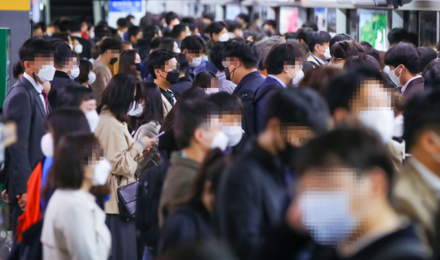단계적 일상회복(위드 코로나) 시행 첫날인 1일 오전 서울역에서 시민들이 각자 저마다의 일터로 향하고 있다. 연합뉴스