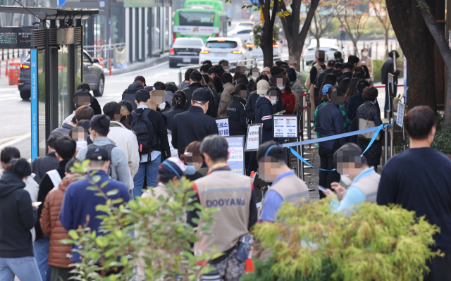 31일 오전 서울 송파구 보건소 선별진료소 앞에서 시민들이 신종 코로나바이러스 감염증 선별 검사를 받기 위해 대기하고 있다. 중앙방역대책본부는 이날 0시 기준으로 신규 확진자가 2천61명 늘어 누적 36만4천700명이라고 밝혔다. 신규 확진자 수는 전날과 비교하면 43명 적지만, 지난 28일(2천111명) 이후 나흘째 2천명대를 이어가고 있다. 연합뉴스