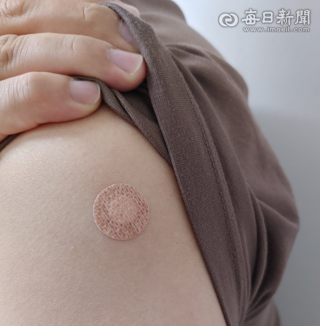 얀센 추가접종 대상자인 기자가 1일 잔여백신 신청을 통해 모더나를 맞은 뒤 접종 부위를 사진찍었다. 전종훈 기자