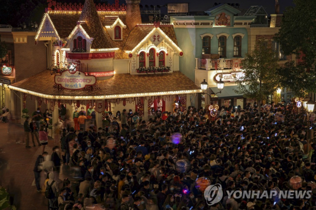 코로나19 검사를 받으려고 대기하는 중국 상하이 디즈니랜드 입장객. AP연합뉴스