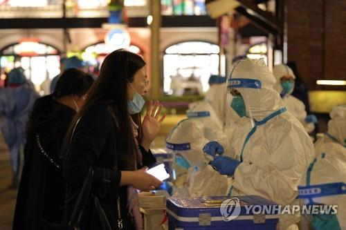 중국 상하이 디즈니랜드에서 코로나19 검사를 받는 중국시민. AP연합뉴스