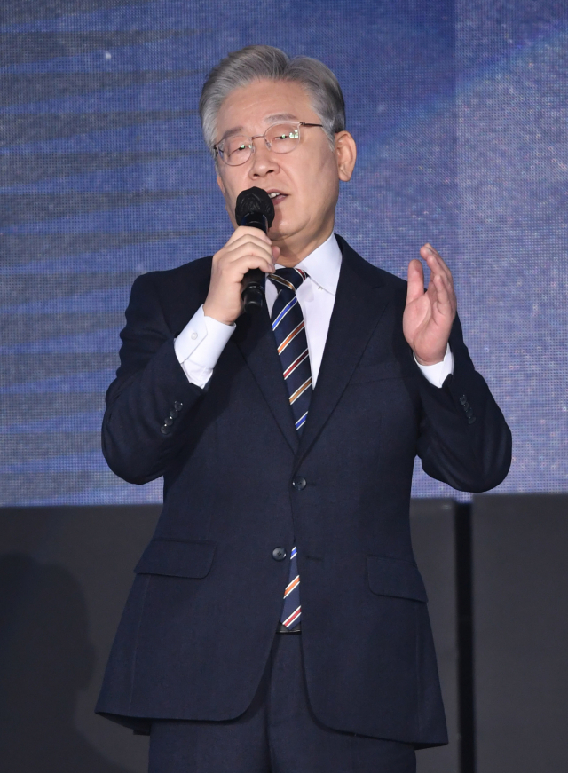 더불어민주당 이재명 대선후보가 2일 오후 서울 송파구 올림픽경기장 KSPO돔에서 열린 더불어민주당 제20대 대통령선거 선거대책위원회 출범식에서 연설하고 있다. 연합뉴스