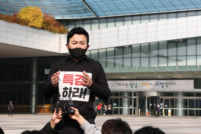 대장동 의혹 특검 수용을 촉구하며 1인 도보 시위에 나선 국민의힘 원희룡 대선 경선 후보가 2일 오전 경기도 성남 분당구 성남시청 앞에서 현장간담회를 열고 취재진의 질문에 답하고 있다. 연합뉴스