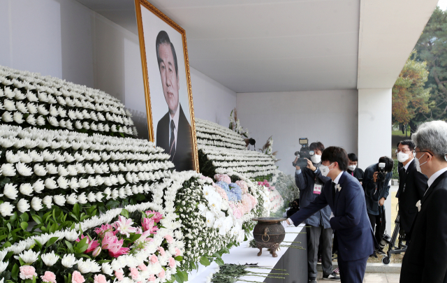 30일 서울 송파구 올림픽공원에서 열린 고(故) 노태우 전 대통령 국가장 영결식에서 국민의힘 이준석 대표가 헌화하고 있다. 연합뉴스