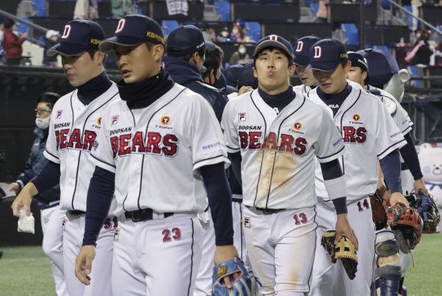 2일 오후 서울 송파구 잠실구장에서 열린 프로야구 2021 신한은행 쏠(SOL) KBO 포스트시즌 와일드카드 결정전 2차전 두산 베어스와 키움 히어로즈의 경기.16-8로 승리를 거둔 두산 베어스 선수들이 덕아웃으로 향하고 있다. 연합뉴스