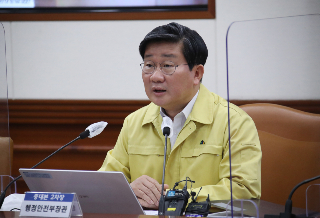 전해철 중대본 2차장(행정안전부 장관)이 3일 정부서울청사에서 열린 코로나19 대응 중앙재난안전대책본부 회의에서 발언하고 있다. 연합뉴스