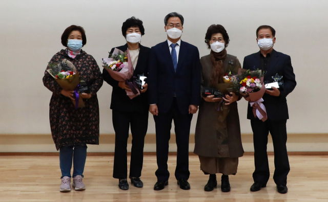 영양군은 양성평등 유공자 5명에게 표창장을 수여했다. 영양군 제공