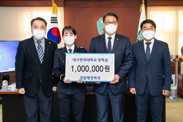 변창훈(오른쪽에서 두번째) 대구한의대 총장이 배정인(왼쪽에서 두번째) 씨에게 장학금을 전달한 뒤 기념촬영을 하고 있다. 대구한의대 제공