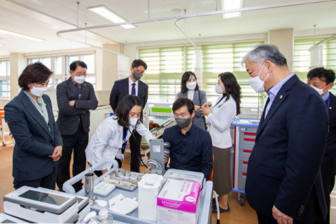 1일 경북도의회 교육위원회가 안동 예일메디텍고등학교를 현지답사했다. 사진은 조현일(가운데) 교육위원장이 혈압 책정 등 간단한 검진을 진행하는 모습. 경북도의회 제공
