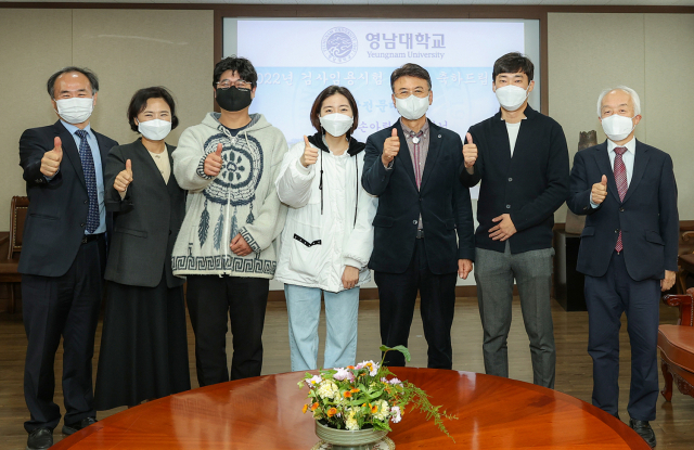 영남대 법학전문대학원 박병훈, 손아령 씨, 최외출 영남대 총장, 이선엽 씨(왼쪽 세번째부터)가 기념촬영을 하고 있다. 영남대 제공