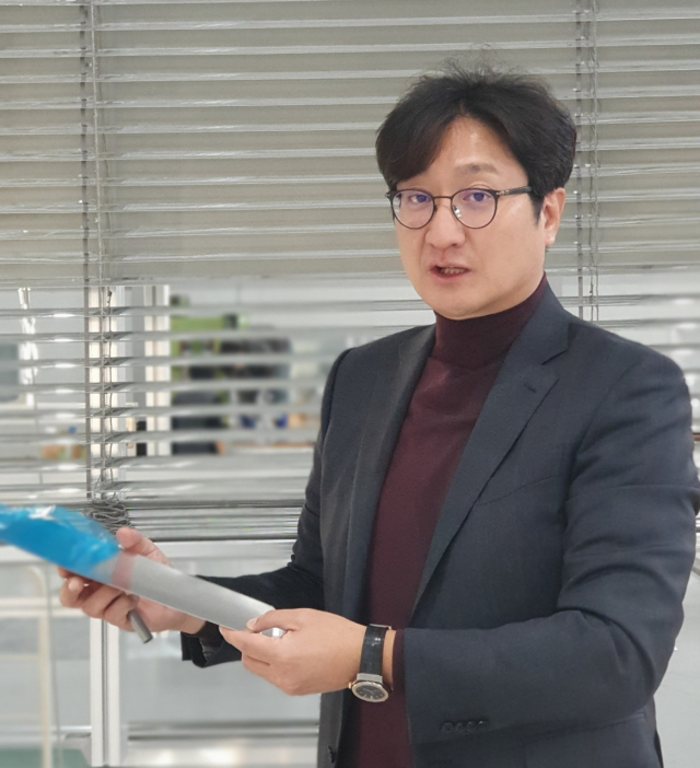 이종원 대진 대표가 집광채광 루버 시스템에 대해 설명하고 있다. 신중언 기자