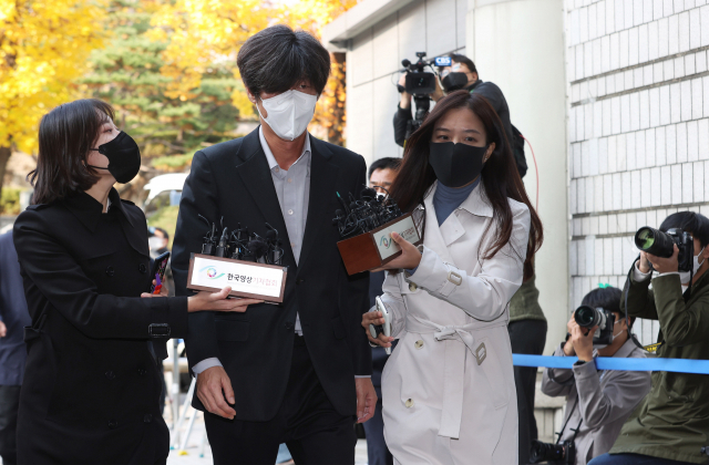 천화동인 4호 소유주인 남욱 변호사가 3일 오후 서울 서초구 서울중앙지법에서 열린 영장실질심사에 출석하기 위해 법정으로 향하고 있다. 연합뉴스