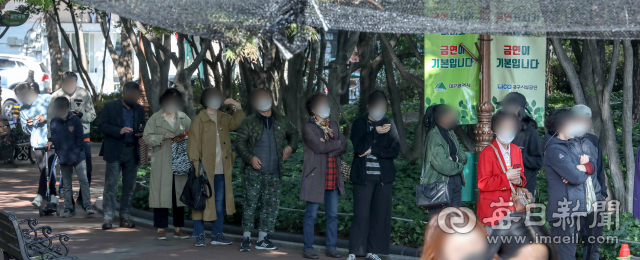 사흘 만에 코로나19 확진자가 2천 명을 돌파한 3일 오전 대구 중구 국채보상운동기념공원 임시선별검사소를 찾은 시민들이 코로나19 진단검사를 받기 위해 대기하고 있다. 이날 0시 기준 대구 지역 신규 확진자는 66명, 사망자는 4명을 기록했다. 안성완 기자 asw0727@imaeil.com