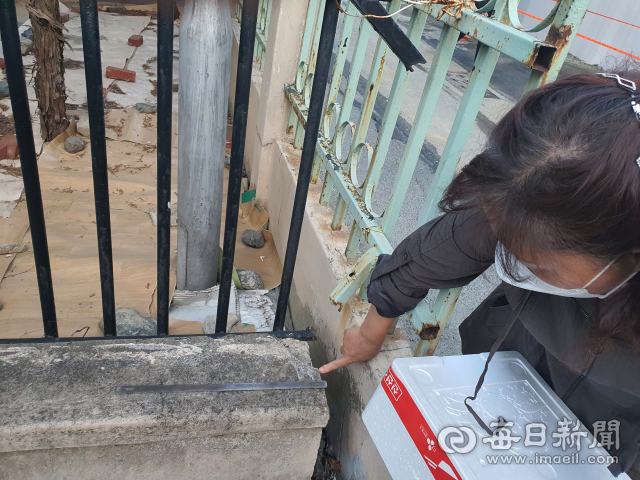 포항 득량지구 재건축 현장 인근 연립주택 주민이 공사가 진행되면서 벌어진 담장의 틈을 가리키고 있다. 신동우 기자
