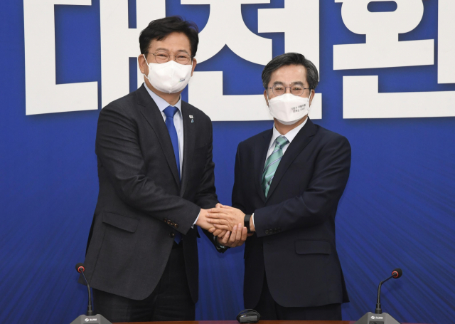 대선 독자 출마를 선언하고 
