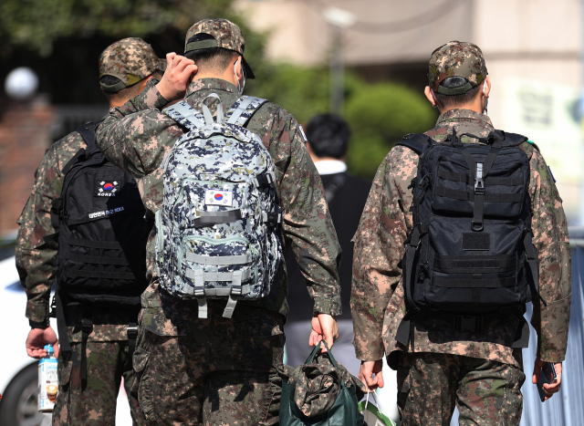 25일 오전 서울 광진구 동서울터미널에서 인근에서 군인들이 이동하고 있다. 이날 국방부와 각 군 관계자 등에 따르면 국방부는 두발 규정 관련 