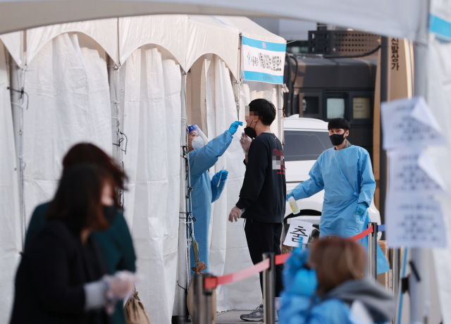 중앙방역대책본부는 9일 0시 기준 국내 코로나19 신규 확진자가 1천715명 늘어난 누적 38만3천407명이라고 밝혔다. 서울 종로구 흥인지문 앞에 설치된 찾아가는 임시선별진료소에서 시민들이 코로나19 검사를 받고 있다.