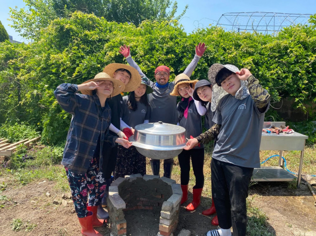 경북도의 이웃사촌 시범마을에 정착한 청년들이 포즈를 취하고 있다. 경북도 제공