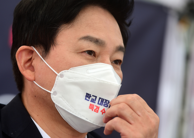 국민의힘 원희룡 대선 경선 후보가 4일 국회 본관 앞 대장동게이트 특검추진 천막투쟁본부를 찾아 발언하고 있다. 연합뉴스
