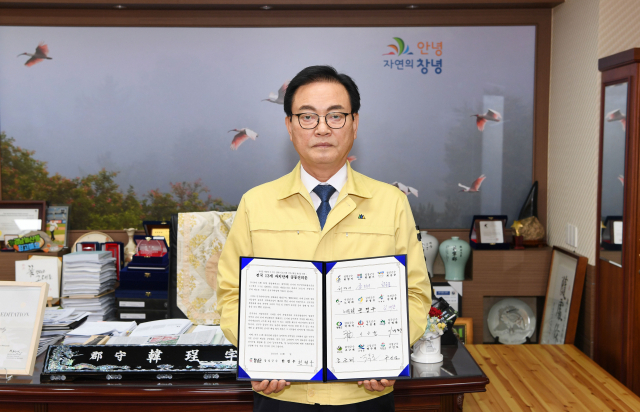 한정우 창녕군수가 광역의원 선거구 지키기 릴레이 서명식에 참여했다. 창녕군 제공