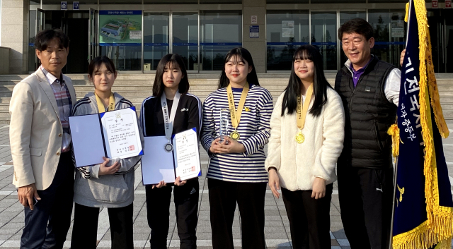 경북체육중학교 여중부 공기소총 단체전 선수들이 올해 마지막 전국대회인 제51회 봉황기전국사격대회에서도 대회 신기록으로 우승하며 2021년 전대회 신기록 작성, 전대회 우승이라는 대기록을 달성하였다.(왼쪽부터 지도교사 신기훈, 장지현, 최가혜, 배서영, 구예담, 전임지도자 김성호)