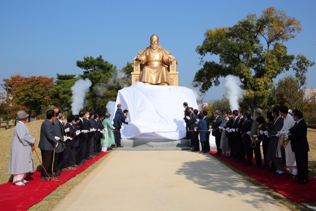 4일 경주 황성공원에서 열린 박혁거세 동상 제막식에 참석한 관계자들이 동상 제막을 하고 있다. 경주시 제공