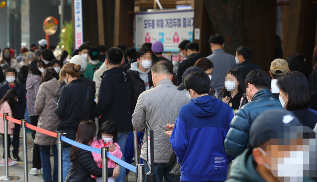 4일 오전 서울 송파구보건소에 마련된 코로나19 임시선별진료소를 찾은 시민들이 검체 검사를 위해 대기하고 있다. 이날 코로나19 신규확진자 수는 2천482명으로 이틀 연속 2천명대 중반을 기록했다. 연합뉴스