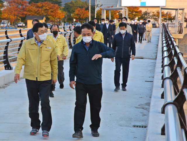 지난 3일 주낙영 시장이 경주예술의전당과 금장대 입구를 잇는 형산강 공도교 건설현장을 방문해 공사 관계자들을 격려하고 건설 현황을 보고받고 있다. 경주시 제공