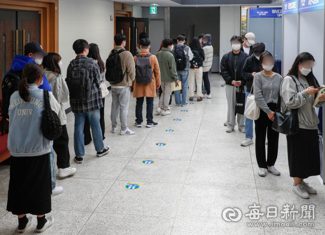 코로나19 장기화가 청년들의 취업난이 가중되고 있는 가운데 5일 계명대 성서캠퍼스에서 열린 교내 취업박람회를 찾은 학생들이 기업체가 제공하는 직무 정보 관련 토크콘서트에 참가하기 위해 차례를 기다리고 있다. 우태욱 기자 woo@imaeil.com