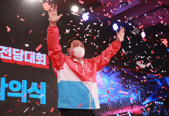 국민의힘 제20대 대통령 선거 후보에 선출된 윤석열 후보가 5일 오후 서울 용산구 백범김구기념관에서 열린 제2차 전당대회에서 당 점퍼를 입고 손을 들어 인사하고 있다. 연합뉴스