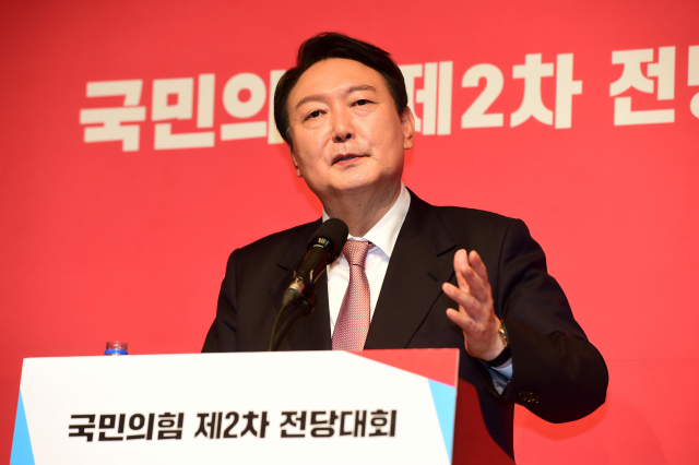 국민의힘 윤석열 대선 후보가 5일 오후 서울 용산구 백범김구기념관에서 열린 제2차 전당대회에서 제20대 대통령 선거 후보에 선출된 후 기자회견을 하고 있다. 연합뉴스