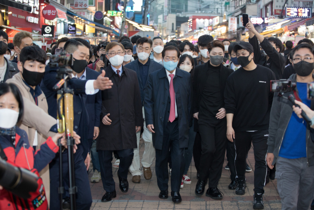국민의힘 홍준표 대선 경선후보가 4일 오후 최재형 전 감사원장과 함께 홍대거리를 방문, 거리를 돌고 있다. 연합뉴스