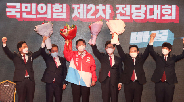 국민의힘 윤석열 대선후보(왼쪽 세번째)가 5일 서울 용산구 효창동 백범김구기념관에서 열린 제2차 전당대회에서 이준석 대표 및 경선후보들과 꽃다발을 들고 기념촬영을 하고 있다. 왼쪽부터 김기현 원내대표, 홍준표 경선후보, 윤 후보, 유승민, 원희룡 경선후보, 이준석 대표. 연합뉴스