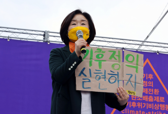 정의당 심상정 대선 후보가 6일 서울 종로구 대학로 마로니에공원 앞에서 열린 기후정의 세계공동행동에서 발언하고 있다. 연합뉴스