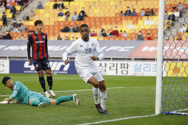 대구FC 에드가가 6일 수원월드컵경기장에서 열린 하나원큐 K리그1 35라운드 수원FC와 원정경기에서 골을 넣고 있다. 대구FC 제공