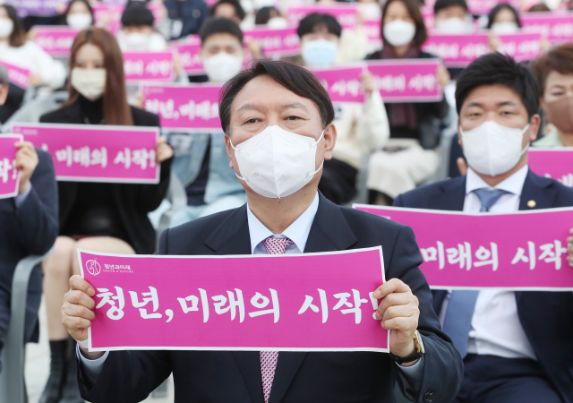 국민의힘 윤석열 대선 후보가 6일 오후 서울 송파구 올림픽공원 평화의광장에서 열린 제5회 대한민국 청년의 날 기념식에서 참석자들과 함께