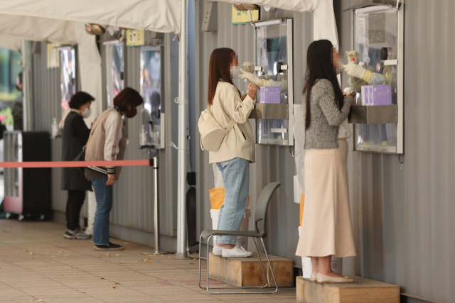 국내 신종 코로나바이러스 감염증(코로나19) 신규 확진자 수가 2천200여명을 기록한 6일 오후 서울광장 임시선별검사소에서 피검자들이 검체채취를 하고 있다. 연합뉴스