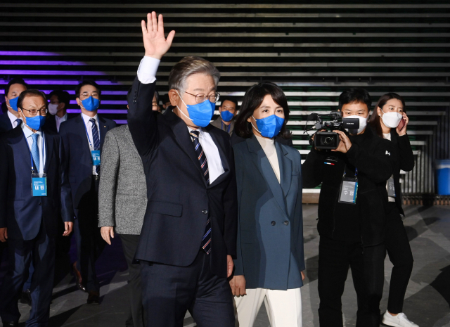 더불어민주당 이재명 대선후보와 부인 김혜경 씨가 2일 오후 서울 송파구 올림픽경기장 KSPO돔에서 열린 더불어민주당 제20대 대통령선거 선거대책위원회 출범식에 입장하고 있다. 연합뉴스