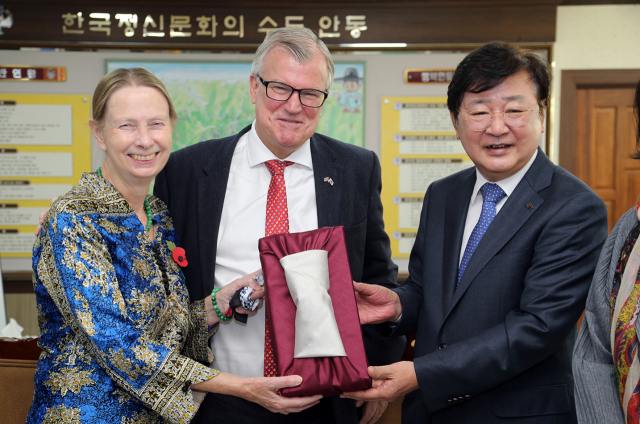 사이먼 스미스 주한 영국대사가 6일 안동 명예시민이 됐다. 이날 안동을 찾은 대사 부부는 명예시민증을 받은 이후 영국 여왕이 반하고, 왕자가 안동농협 공판장에 기념식수한 사과나무에서 사과따기 체험에 나서기도 했다. 안동시 제공