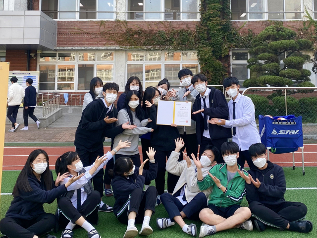 북 콘서트를 열어 얻은 수익금을 소아암 환자 돕기에 기부한 경북대사범대부설고등학교 