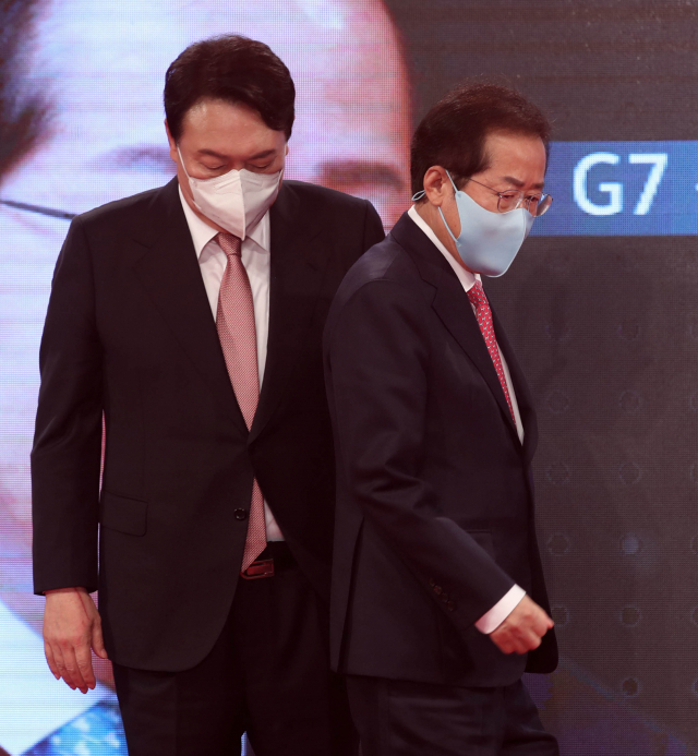 국민의힘 홍준표 대선 경선 후보(오른쪽)와 윤석열 대선 경선 후보가 5일 오후 서울 용산구 백범김구기념관에서 열린 국민의힘 제2차 전당대회에서 단상에 오르고 있다. 연합뉴스