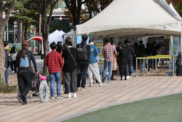 국내 신종 코로나바이러스 감염증(코로나19) 신규 확진자 수가 2천200여명을 기록한 6일 오후 서울광장 임시선별검사소에서 피검자들이 줄을 서 있다. 연합뉴스
