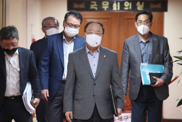 홍남기 경제부총리 겸 기획재정부 장관이 휴일인 7일 오후 정부서울청사에서 미국 정부의 반도체 정보 제공 요청과 요소수 품귀 사태 대응 방안을 논의하기 위해 열린 대외경제안보전략회의에 참석하고 있다. 연합뉴스