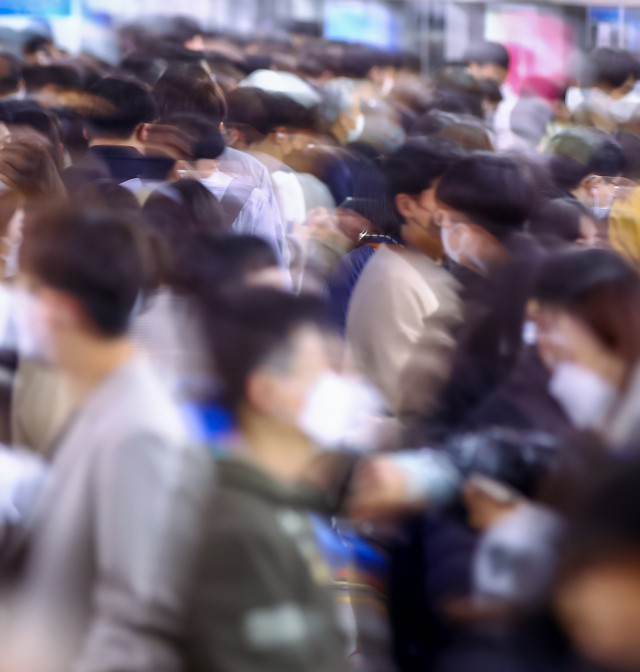 단계적 일상회복(위드 코로나) 시행 첫날인 1일 오전 서울역에서 시민들이 각자 저마다의 일터로 향하고 있다. 연합뉴스