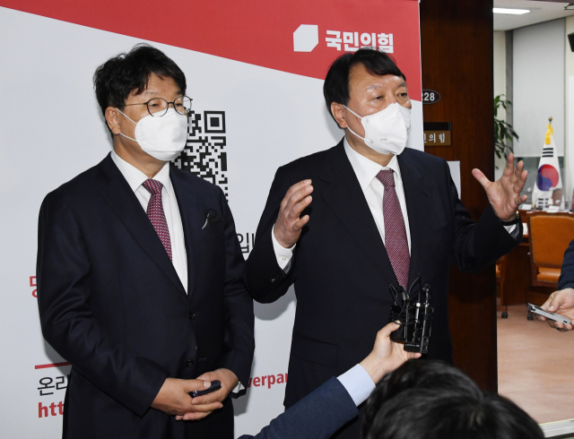 국민의힘 윤석열 대선후보가 8일 국회에서 열린 최고위원회의에 참석한 후 취재진에게 후보 비서실장으로 권성의원을 선임한다고 설명하고 있다. 연합뉴스