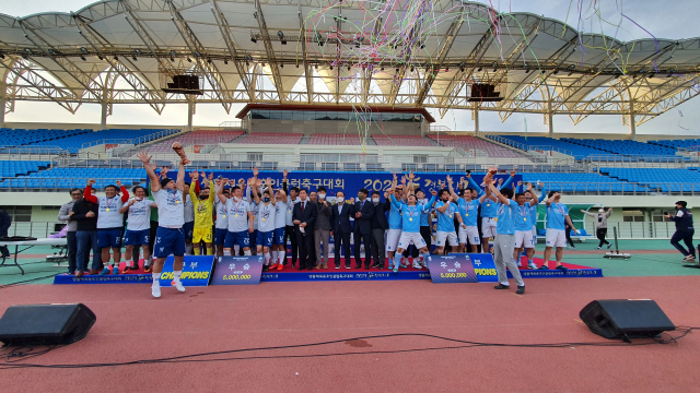 지난 6일부터 7일까지 경북 칠곡군에서 개최된 생활체육동호인축구대회 2021 경북리그 본선대회에서 우승한 구미태풍FC와 칠곡왜관푸르너스FC. 경북체육회 제공